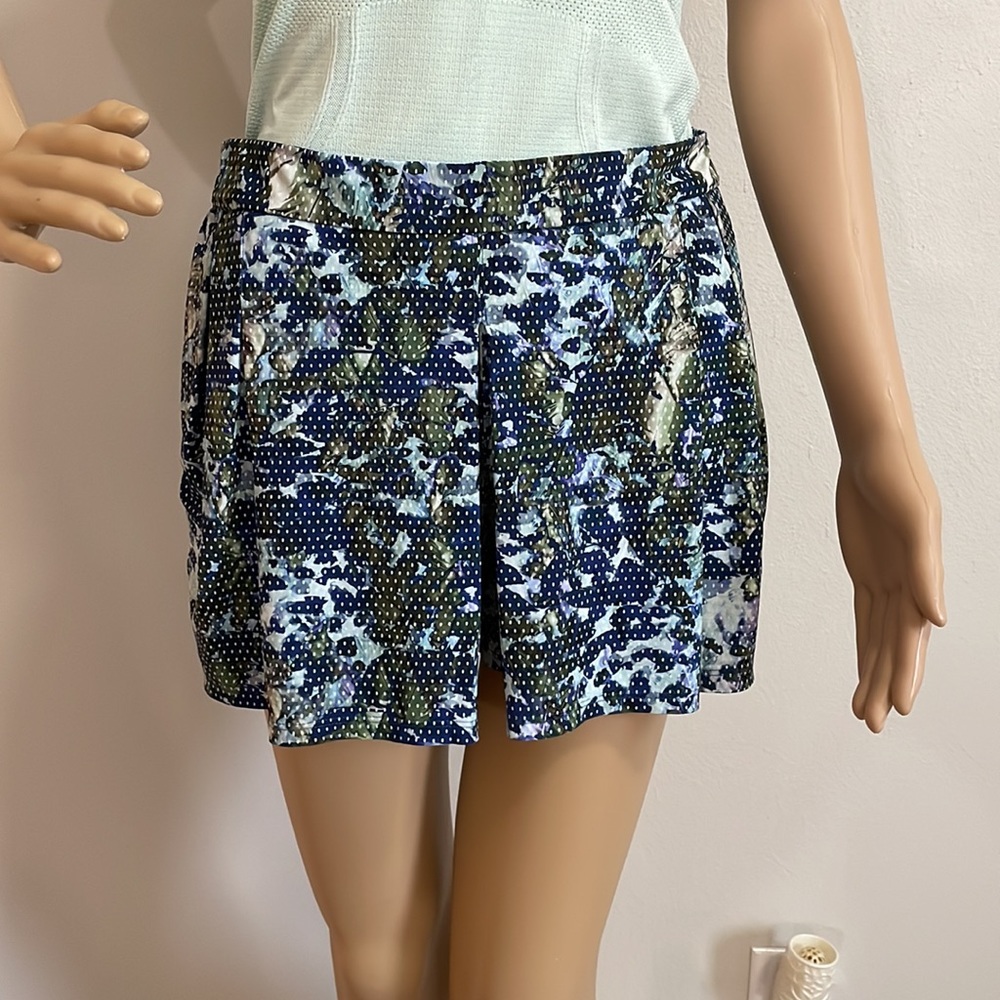 *Not for sale* Lululemon Size 6 Blue and Green Floral Skort
